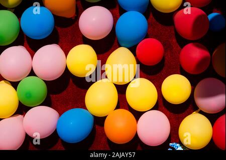 Evergreen State Fair stands de jeux avec ballons multicolores Monroe Washington State USA Banque D'Images