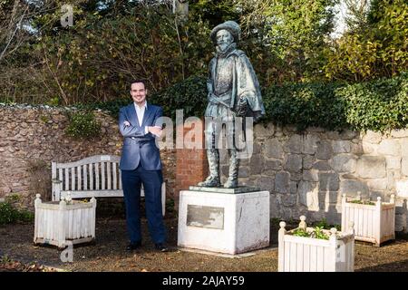 Simon Jupp MP visiter la statue de Sir Walter Raleigh. Banque D'Images
