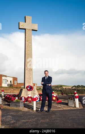 Simon Jupp MP visiter la Budleigh monument de guerre. Banque D'Images