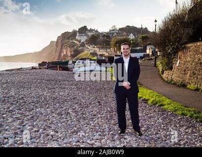 Simon Jupp MP visiter Budleigh front de mer. Banque D'Images