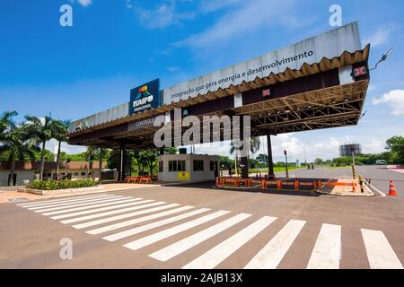 Entrée principale de barrage d'Itaipu, à la frontière du Brésil et du Paraguay. Banque D'Images