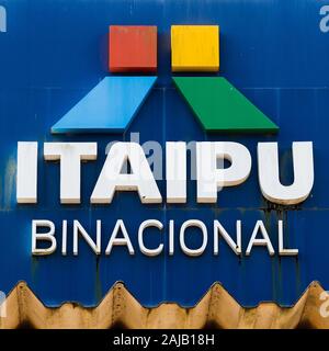 Panneau à l'entrée du barrage d'Itaipu, à la frontière du Brésil. Banque D'Images