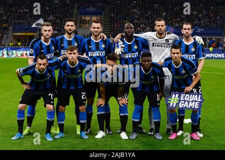 Milan, Italie - 23 octobre, 2019 : Les joueurs du FC Internazionale posent pour une photo de l'équipe avant le match de football de l'UEFA Champions League entre le FC Internazionale et le Borussia Dortmund. Internazionale FC a gagné 2-0 au Borussia Dortmund. Credit : Nicolò Campo/Alamy Live News Banque D'Images