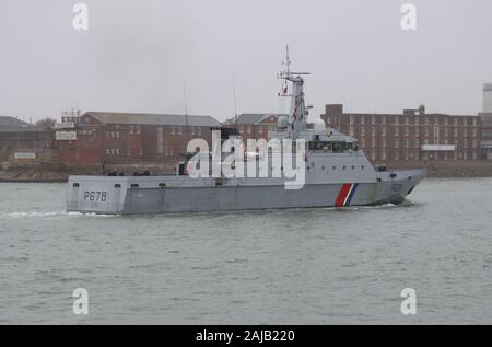 Le navire de patrouille offshore français de classe Flavant FS PLUVIER entre dans le port de Portsmouth pour une visite d'un week-end à la base navale Banque D'Images