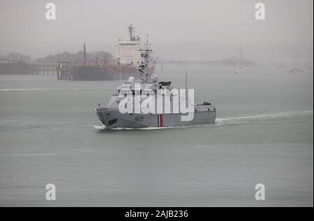 Après une visite de 4 jours, le navire de patrouille offshore français de classe Flavant FS PLUVIER quitte la base navale de Portsmouth Banque D'Images