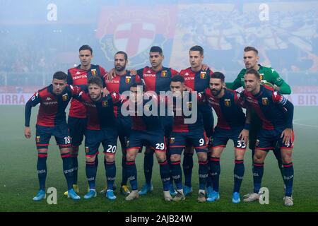 Gênes, Italie - 14 Décembre, 2019 : Les joueurs du Genoa CFC posent pour une photo de l'équipe avant la série d'un match de football entre Gênes et l'UC Sampdoria de CFC. UC Sampdoria Gênes 1-0 remporté plus de CFC. Credit : Nicolò Campo/Alamy Live News Banque D'Images