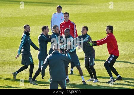 Turin, Italie - 10 Décembre, 2019 : Code Pjanic (L-R), Mattia De Sciglio, Leonardo Bonucci, Wojciech Szczesny, Blaise Matuidi, Paulo Dybala et Mattia Perin de blague de la Juventus FC Juventus FC au cours de la formation à la veille de la Ligue des Champions match de football entre Bayer 04 Leverkusen et la Juventus. Credit : Nicolò Campo/Alamy Live News Banque D'Images
