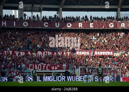 Turin, Italie - 27 octobre, 2019 : Fans de Torino FC dans le secteur 'Curva Maratona du' montrer leur appui au cours de la série d'un match de football entre le FC Torino et Cagliari Calcio. Le match s'est terminé dans un match nul 1 à 1. Credit : Nicolò Campo/Alamy Live News Banque D'Images