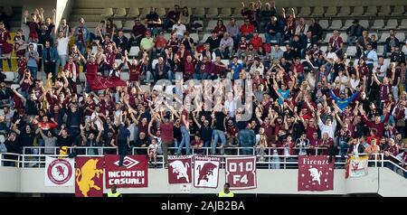 Turin, Italie - 27 octobre, 2019 : Torino fans en secteur 'Curva Primavera" montrer leur appui derrière la bannière "Hooligans" de Turin au cours de la serie d'un match de football entre le FC Torino et Cagliari Calcio. Le match s'est terminé dans un match nul 1 à 1. Le 11 décembre 2019, 75 ultras appartenant au groupe "Hooligans" de Turin a reçu DASPO (interdiction d'accès à des événements sportifs pour prévenir la violence dans les stades) et 71 ont été signalés pour des crimes violents. Credit : Nicolò Campo/Alamy Live News Banque D'Images