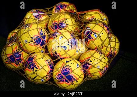 Turin, Italie - 10 novembre, 2019 Nike : Merlin Serie A match officiel Hi-Vis boules sont vus dans un sac à billes avant la série d'un match de football entre la Juventus et le Milan AC. La Juventus a gagné 1-0 sur l'AC Milan. Credit : Nicolò Campo/Alamy Live News Banque D'Images