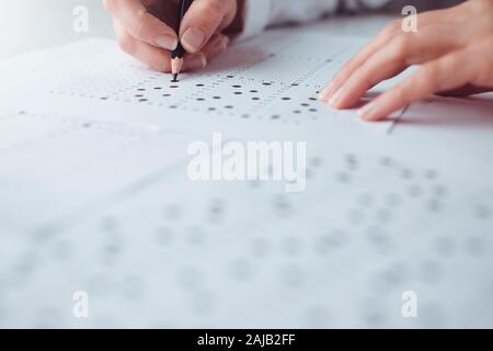 L'étudiant remplit un test d'examen. Banque D'Images