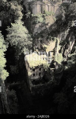 La Vallée des Moulins au fond d'une crevasse profonde de l'eau utilisée à Sorrente mais plus tard est devenu obsolète et les bâtiments étaient bandoned Banque D'Images