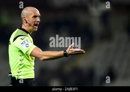 Turin, Italie - 21 Décembre, 2019 : les gestes de l'arbitre Michael Fabbri au cours de la serie d'un match de football entre Torino FC et SPAL. SPAL 2-1 sur Torino FC. Credit : Nicolò Campo/Alamy Live News Banque D'Images