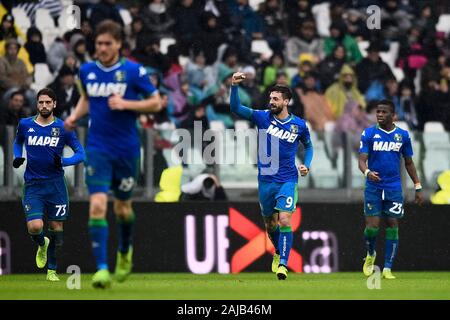 Turin, Italie - 01 décembre 2019 : Francesco Caputo (2e à partir de la R) de l'US Sassuolo célèbre après avoir marqué un but au cours de la série d'un match de football entre la Juventus et l'US Sassuolo. Le match s'est terminé dans un 2-2 tie. Credit : Nicolò Campo/Alamy Live News Banque D'Images