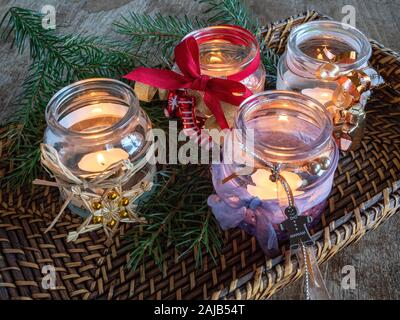 Plusieurs plateau bougies dans des verres décorés à Noël Banque D'Images