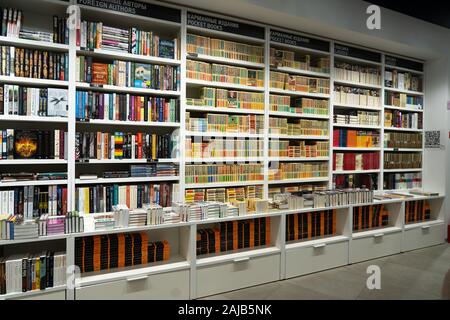 Yekaterinburg, Russie - janvier 2020. Classiques, les auteurs étrangers, les livres de poche, fiction exposées dans une librairie Banque D'Images