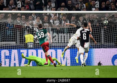 Turin, Italie - 22 octobre, 2019 : Aleksei Miranchuk Lokomotiv Moscou de marque un but au cours de la Ligue des Champions match de football entre la Juventus FC et FC Lokomotiv Moscou. La Juventus a remporté 2-1 par rapport à FC Lokomotiv Moscou. Credit : Nicolò Campo/Alamy Live News Banque D'Images