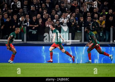Turin, Italie - 22 octobre, 2019 : Aleksei Miranchuk (C) du Lokomotiv Moscou célèbre après avoir marqué un but lors de la Ligue des Champions, match de football entre la Juventus FC et FC Lokomotiv Moscou. La Juventus a remporté 2-1 par rapport à FC Lokomotiv Moscou. Credit : Nicolò Campo/Alamy Live News Banque D'Images