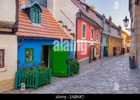 PRAGUE, RÉPUBLIQUE TCHÈQUE - le 14 octobre 2018 : La ruelle d'Or Banque D'Images