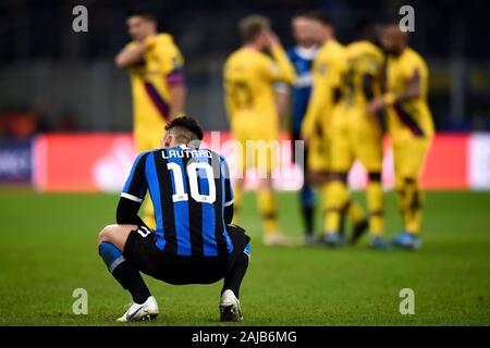 Milan, Italie - 10 Décembre, 2019 : Lautaro Martinez de l'Internazionale FC est abattu à la fin de la Ligue des Champions match de football entre l'Internazionale FC et le FC Barcelone. Le FC Barcelone a gagné 2-1 sur le FC Internazionale. Credit : Nicolò Campo/Alamy Live News Banque D'Images