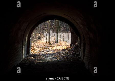 Kiev, Ukraine - le 20 octobre 2019 : une ancienne fortification tunnel (poterne) avec des murs en brique donnant sur la forêt d'automne. Fort Lysohorsky sur Lysa Hora Banque D'Images