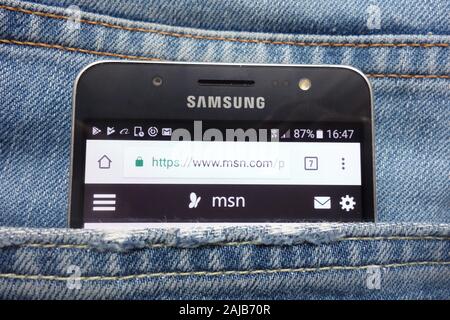 Site Web MSN affiche sur smartphone Samsung cachés dans la poche de jeans Banque D'Images