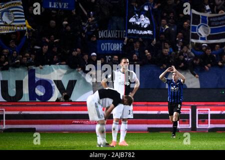 Bergame, Italie - 23 novembre, 2019 : Robin Gosens (R) de l'Opération Atalanta BC célèbre après avoir marqué un but au cours de la série d'un match de football entre l'Atalanta BC et la Juventus. La Juventus a gagné 3-1 sur Atalanta BC. Credit : Nicolò Campo/Alamy Live News Banque D'Images