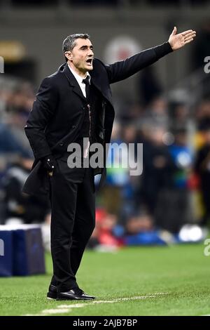 Milan, Italie - 10 Décembre, 2019 : Ernesto Valverde, entraîneur en chef du FC Barcelone, gestes au cours de la Ligue des Champions, match de football entre l'Internazionale FC et le FC Barcelone. Le FC Barcelone a gagné 2-1 sur le FC Internazionale. Credit : Nicolò Campo/Alamy Live News Banque D'Images