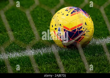 Milan, Italie - 03 novembre, 2019 : 2019-2020 Serie A match ball Nike Merlin est photographié Hi-Vis avant le match de football de Série A entre AC Milan et SS Lazio. SS Lazio 2-1 sur l'AC Milan. Credit : Nicolò Campo/Alamy Live News Banque D'Images