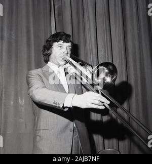 Années 1960, historique, un homme apte à jouer du trompettiste brass instrument sur scène, England, UK. Banque D'Images