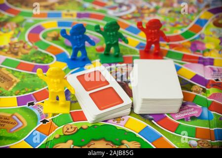 Woodbridge, NJ - 3 janvier 2020 : Une vue rapprochée de la famille classique jeu de société, Candy Land. Banque D'Images