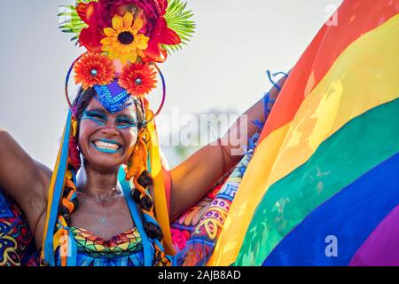 Belle femme brésilienne d'origine africaine portant des costumes colorés et souriant pendant Carnaval fête de rue à Rio de Janeiro, Brésil. Banque D'Images