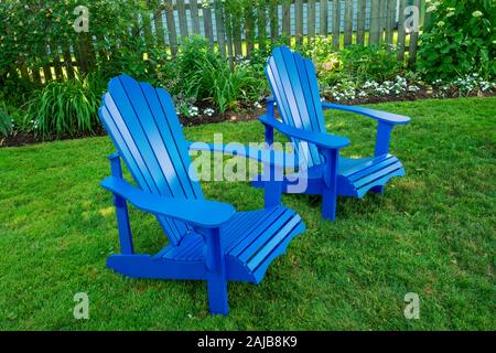 Chaises Adirondack bleu dans une arrière cour. Banque D'Images