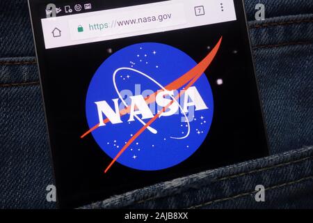 Site web de la NASA affiché sur smartphone caché dans la poche de jeans Banque D'Images