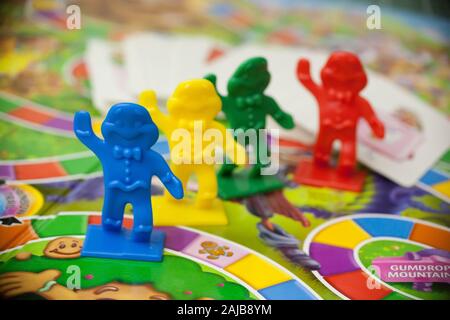 Woodbridge, NJ - 3 janvier 2020 : Une vue rapprochée de la famille classique jeu de société, Candy Land. Banque D'Images