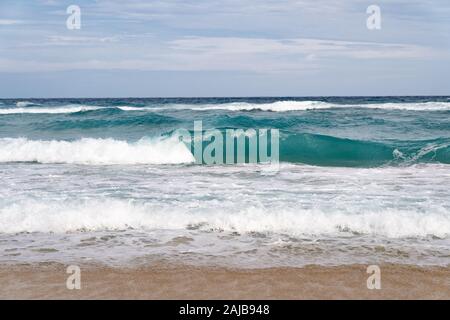 Côte de Sable avec de grandes vagues Banque D'Images