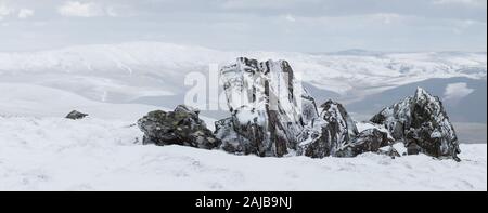 Les collines et vallées de College Valley, Cheviot et le Schil dans le parc national de Northumberland en hiver avec de la neige sur les collines Banque D'Images