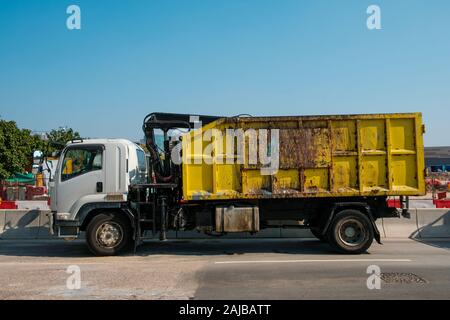 Vue latérale du véhicule, dump truck - sale Banque D'Images