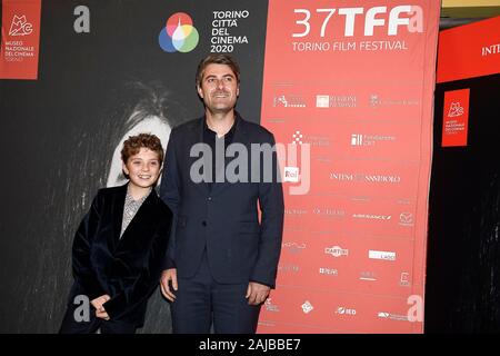 Turin, Italie - 22 novembre, 2019 : Roman Griffin Davis (L) et Neal Carthew posent pour une photo lors de la cérémonie d'ouverture de la 37e édition du Festival du Film de Turin. Credit : Nicolò Campo/Alamy Live News Banque D'Images