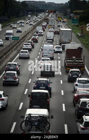 Turin, Italie - 05 août, 2019 : Les voitures sont en attente sur la rocade de Turin. Médias ont rapporté qu'environ 23,8 millions d'Italiens vont partir en vacances en août 2019, l'augmentation de trafic sur autoroute surtout le week-end. Credit : Nicolò Campo/Alamy Live News Banque D'Images