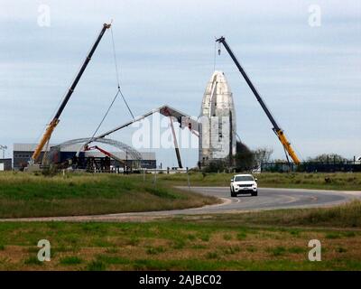 Brownsville, TX, USA-30Dec2019-L'Elon Musk SpaceX lancer site, situé à l'extrémité de SouthTexas est occupé à préparer pour les activités de lancement 'test' le lundi 6 janvier et le juge Cameron Comté a fermé l'accès de l'autoroute 4 à Boca Chica Beach. Pdg de SpaceX, Elon Musk, superviser les dernières prototype appelé Starship Starship SN1. Maison de nouvelle construction "Starship N2' qui vous aidera à empêcher l'entrée du vent au large du golfe du Mexique à Boca Chica, comme ils en acier inoxydable soudure (le principal matériau utilisé pour le Starship fuselage). Banque D'Images