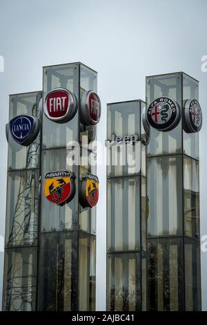 Turin, Italie - 31 octobre, 2019 : Une photo montre le logo de Lancia, Fiat, Abarth, Jeep et Alfa Romeo awhich sont des marques de Fiat Chrysler Automobiles (FCA) company. Le 31 octobre 2019 la multinationale italo-américaine annunced projets de fusion avec multinationale française Groupe PSA (Peugeot société anonyme) pour créer le quatrième plus grand groupe carmaking. Credit : Nicolò Campo/Alamy Live News Banque D'Images