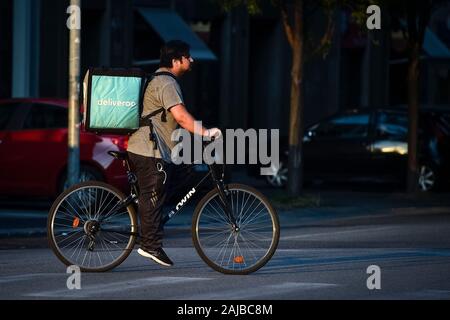 Turin, Italie - 30 juillet 2019 : Un Deliveroo courier rides au cours de son travail. Deliveroo est une prestation alimentaire en ligne app (comme Glovo, Uber mange et Foodora) qui embauche des cavaliers des aliments comme des entrepreneurs indépendants. Credit : Nicolò Campo/Alamy Live News Banque D'Images