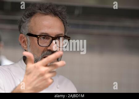 Turin, Italie - 27 janvier, 2017 : Massimo Bottura, chef d'honneur de la trois étoiles au guide Michelin restaurant Osteria Francescana, gestes au cours de la célébration du 10e anniversaire de Eataly. Eataly est le plus grand marché italien dans le monde. Credit : Nicolò Campo/Alamy Live News Banque D'Images