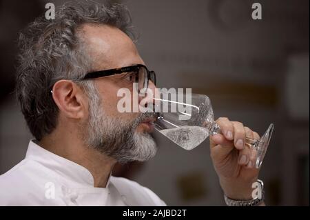 Turin, Italie - 27 janvier, 2017 : Massimo Bottura, chef d'honneur de la trois étoiles au guide Michelin restaurant Osteria Francescana, boissons au cours de la célébration du 10e anniversaire de Eataly. Eataly est le plus grand marché italien dans le monde. Credit : Nicolò Campo/Alamy Live News Banque D'Images