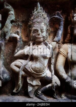 Apsara danse sculpture bas relief au temple d'Angkor Wat, Siem Reap, Cambodge. Banque D'Images