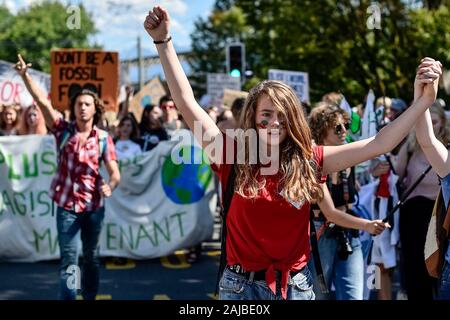 Lausanne, Suisse - 09 août 2019 : un activiste climatique vendredi pour assister à une grève l'avenir pour la protection du climat qui s'inscrit dans le cadre de 'SMILE for Future' événement. Plus de 450 jeunes activistes du climat de différents pays européens se sont réunis pour assister au sommet 'SMILE pour l'avenir", qui signifie réunion d'été à Lausanne l'Europe. L'objectif du sommet est de renforcer les liens entre les participants du mouvement de grève des jeunes pour le climat et pour définir l'avenir de la mobilisation contre le changement climatique. Credit : Nicolò Campo/Alamy Live News Banque D'Images