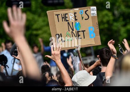 Lausanne, Suisse - 09 août 2019 : un signe à lire 'il n'y a pas de planète B' est retenus par un activiste climatique au cours d'une grève vendredi pour les futurs pour la protection du climat qui fait partie de la "mille pour Avenir" événement. Plus de 450 jeunes activistes du climat de différents pays européens se sont réunis pour assister au sommet 'SMILE pour l'avenir", qui signifie réunion d'été à Lausanne l'Europe. L'objectif du sommet est de renforcer les liens entre les participants du mouvement de grève des jeunes pour le climat et pour définir l'avenir de la mobilisation contre le changement climatique. Credit : Nicolò Campo/Alamy L Banque D'Images