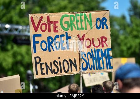 Lausanne, Suisse - 09 août 2019 : un écriteau "vote vert ou oublier votre pension scheme" est retenus par un activiste climatique au cours d'une grève vendredi pour les futurs pour la protection du climat qui fait partie de la "mille pour Avenir" événement. Plus de 450 jeunes activistes du climat de différents pays européens se sont réunis pour assister au sommet 'SMILE pour l'avenir", qui signifie réunion d'été à Lausanne l'Europe. L'objectif du sommet est de renforcer les liens entre les participants du mouvement de grève des jeunes pour le climat et pour définir l'avenir de la mobilisation contre le changement climatique. Credit : Banque D'Images