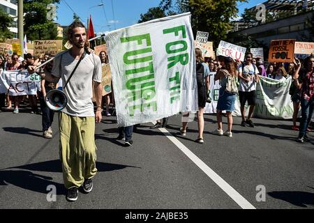 Lausanne, Suisse - 09 août 2019 : un activiste climatique est titulaire d'un drapeau pour l'avenir 'lecture' au cours d'une grève vendredi pour les futurs pour la protection du climat qui fait partie de la "mille pour Avenir" événement. Plus de 450 jeunes activistes du climat de différents pays européens se sont réunis pour assister au sommet 'SMILE pour l'avenir", qui signifie réunion d'été à Lausanne l'Europe. L'objectif du sommet est de renforcer les liens entre les participants du mouvement de grève des jeunes pour le climat et pour définir l'avenir de la mobilisation contre le changement climatique. Credit : Nicolò Campo/Alamy Live News Banque D'Images